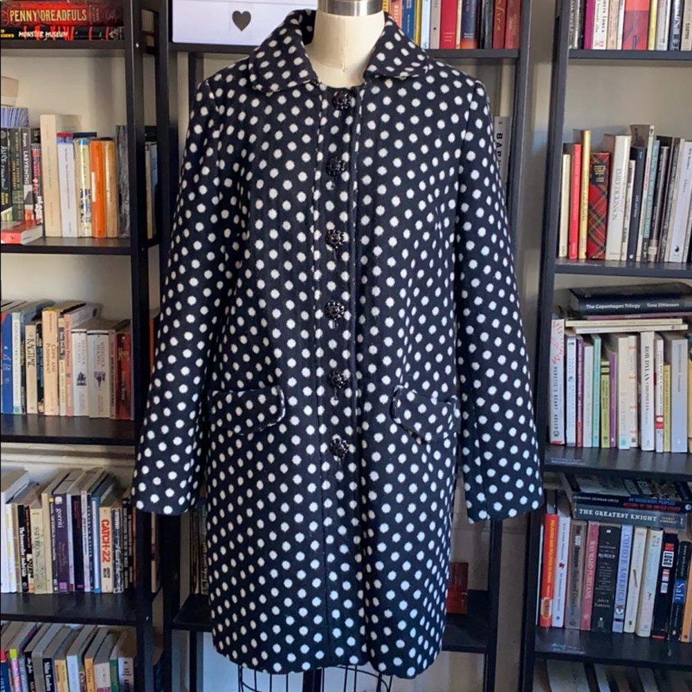 B&W polka dot coat // vintage retro style